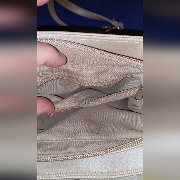 SOLD-Small crossbody bag. Lots of compartments, smoke free home - Picture 8 of 12
